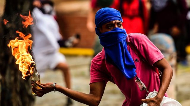 Caracas şəhərində etiraz aksiyasının iştirakçısı