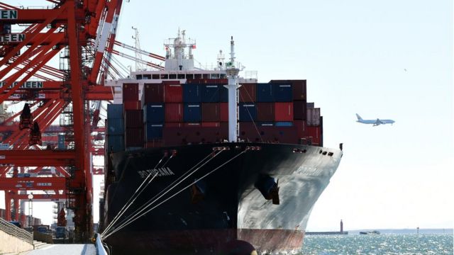 日本の港に停泊する貨物船