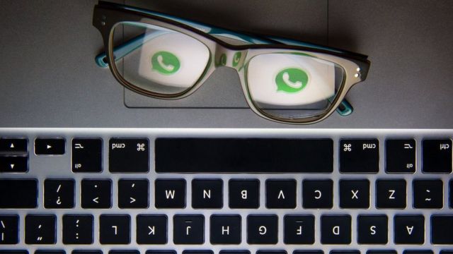 Logo do WhatsApp atrás de lentes de óculos