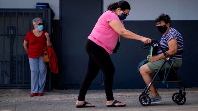 Imagen de varios adultos mayores esperando para ser vacunados