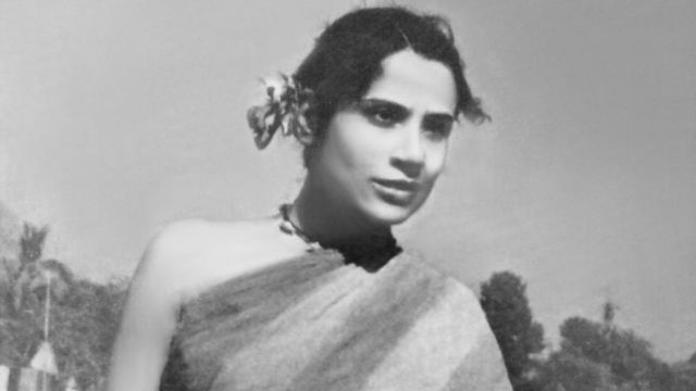 জাগো হুয়া সাভেরা ছবিতে তৃপ্তি মিত্র। তিনি ছিলেন ভারতে মঞ্চনাটকের এক খ্যাতিমান অভিনেত্রী।