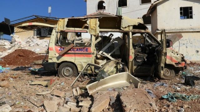 سيارة إسعاف محطمة إثر قصف روسي لأحد مواقع المعارضة