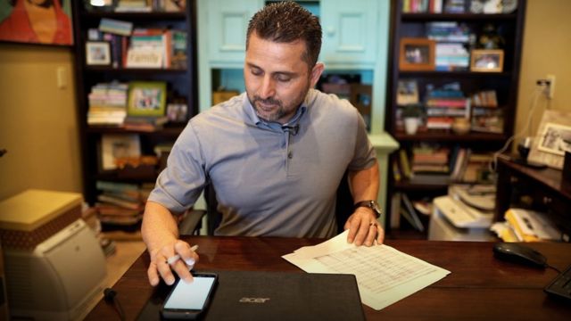Fernando Quiroz, residente de Yuma, llama a la Patrulla Fronteriza cada mañana para averiguar a cuántos migrantes liberarán ese día.