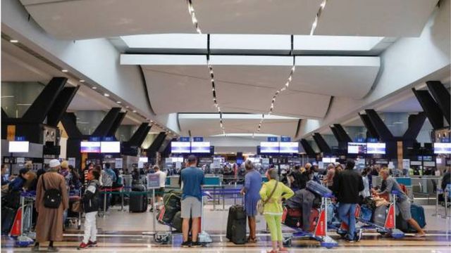 مسافرون في مطار أو أر تامبو الدولي في جوهانسبيرغ ينتظرون الخروج من البلاد بعد أن ألغت بعض شركات الطيرات رحلاتها إلى بعض الدول.