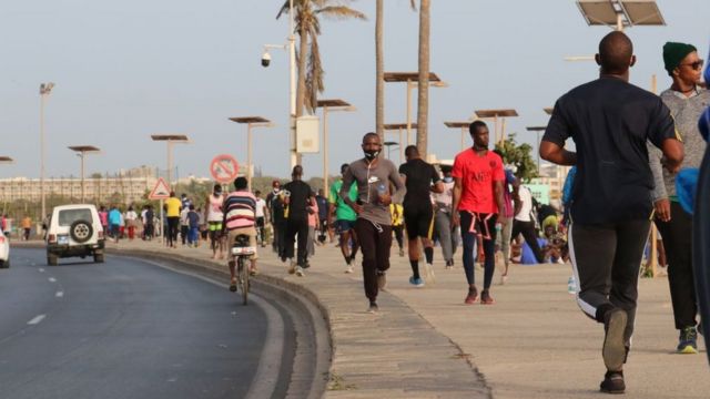 Les Sénégalais remplissent le littoral pour marcher, faire du jogging, courir et faire du sport le premier jour des mesures allégées contre le coronavirus (COVID-19) à Dakar.