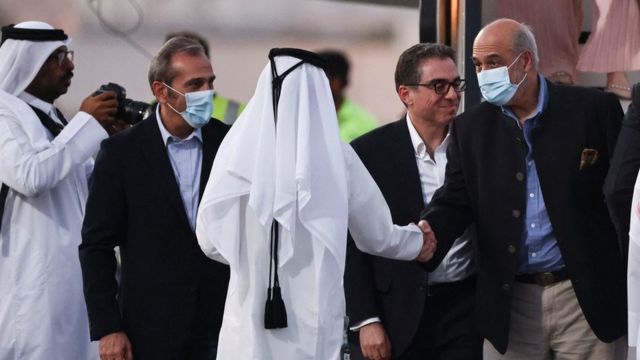 埃马德·沙吉（左二）、西亚马克·纳马齐（右二）和莫拉德·塔赫巴兹（右）抵达卡塔尔，他们在那里转机。