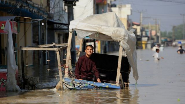 기후변화: 기록적 홍수로 파키스탄의 국토 3분의 1이 완전히 물에 잠겼다 - BBC News 코리아