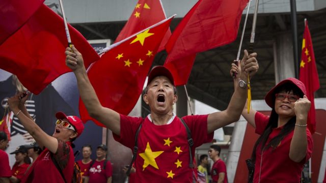 一名親北京群眾在香港尖沙嘴一場中國國慶日集會上高喊（資料圖片）