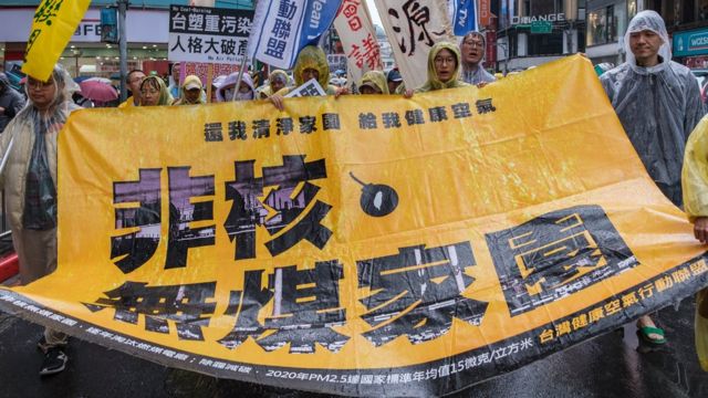 Protesters holding a big yellow banner saying ''No Nuclear Plant and no Coal Plant'' during a protest in Taipei City, on December 29, 2019 calling for better air quality and demanding the closure of one of the oldest coal power plant in Taiwan responsible for the pollution of the southern part of the country (Photo by Jose Lopes Amaral/NurPhoto via Getty Images)