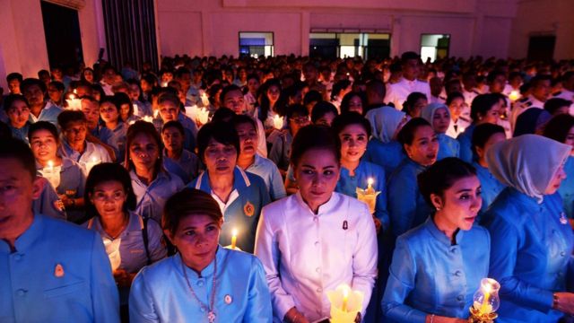 Well-wishers hold candles during a ceremony to celebrate the 86th birthday of Thai Queen Sirikit