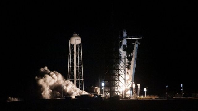 Ракета SpaceX Falcon 9 стартує