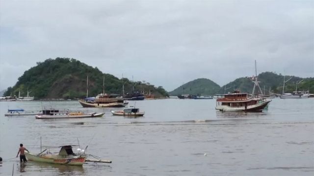 Kapal-kapal yang mengangkut wisatawan di Labuan Bajo.