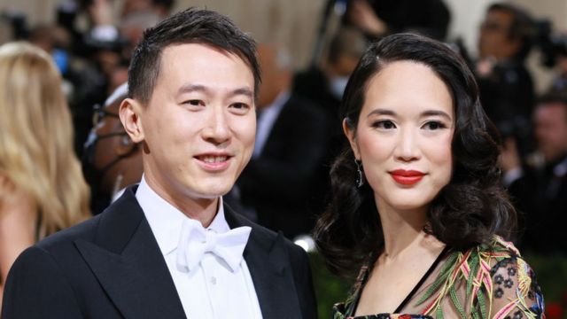 El director de TikTok, Shou Zi Chew y su esposa en la Met Gala de 2022