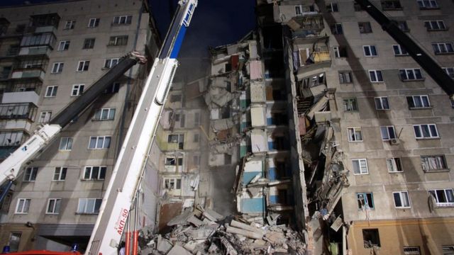В жилом доме в Мариуполе произошел взрыв. Есть погибшие. 18+