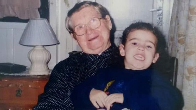 Alita Porto Reis con su nieta Samanta, cuando la menor era niña