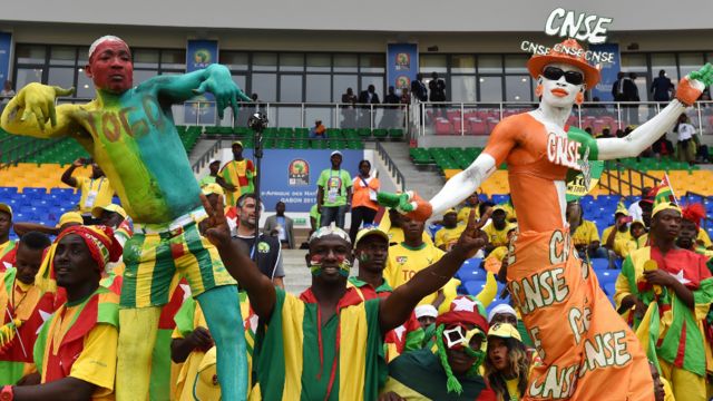 Des supporters de la Côte d'Ivoire et du Togo encouragent leurs équipes avant le match de football du groupe C de la Coupe d'Afrique des Nations 2017 entre la Côte d'Ivoire et le Togo à Oyem, au Gabon - 16 janvier 2017.