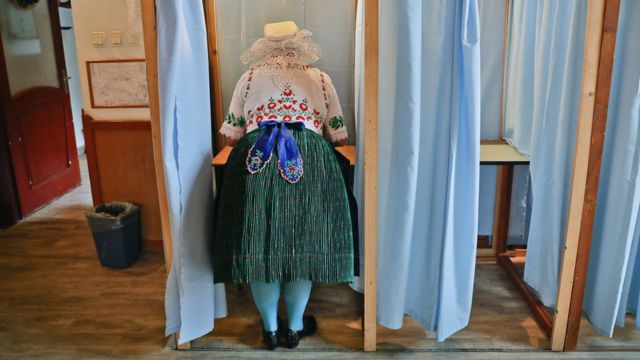 Венгерская женщина в национальном костюме у избирательной урны