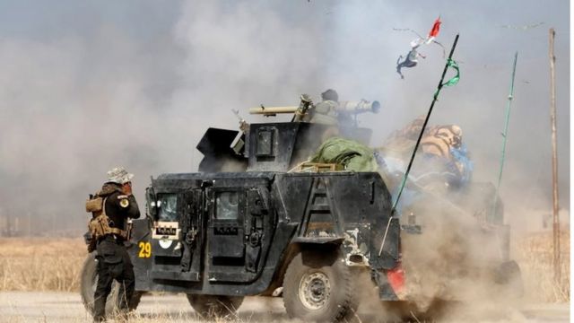 モスルに近いバルテラでIS戦闘員らに向け砲撃するイラクの特殊部隊（20日）