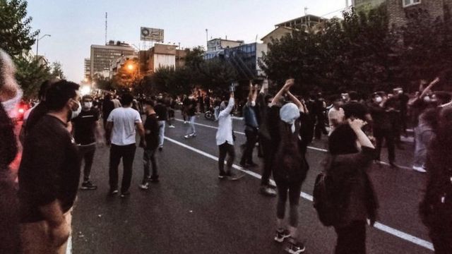 Pessoas protestando em uma rua de Teerã