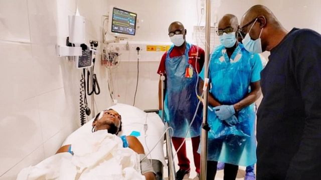 Le gouverneur de l'État de Lagos, Babajide Sanwo-Olu, rend visite à des personnes blessées dans un hôpital de Lagos le 21 octobre 2020