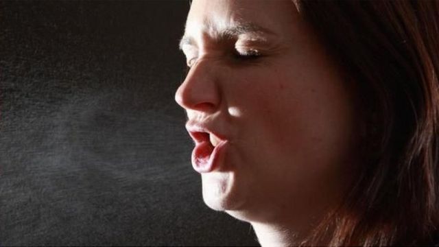 打喷嚏时喷出的飞沫也会传染疾病，所以打喷嚏时还是要用纸巾遮盖口鼻(photo:BBC)