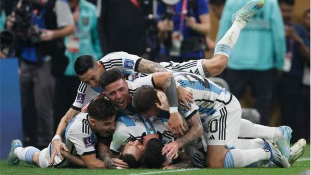 لاعبوا الفريق الأرجنتيني يحتفلون