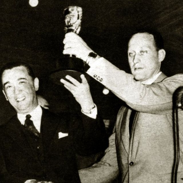 Joao Havelange junto al presidente de Brasil, Juscelino Kubitschek, con la Copa del Mundo de 1958.
