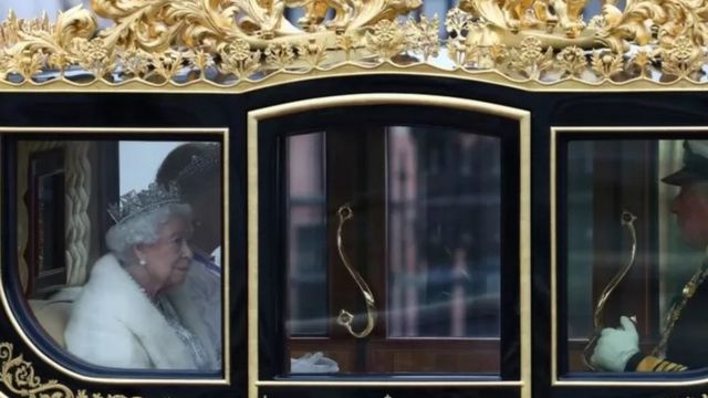 ملکه الیزابت دوم و و شاهزاده چارلز در مراسم سال گذشته افتتاح دوره جدید پارلمان بریتانیا