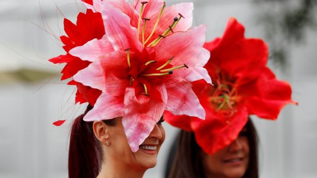 женщины в красных шляпах в форме цветков