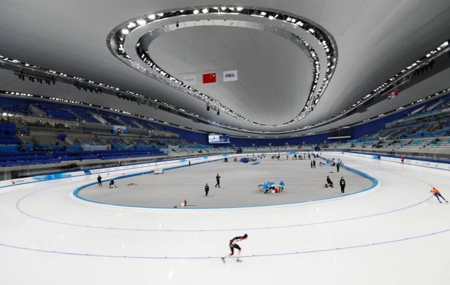 国家速滑馆被称为“冰丝带”。
