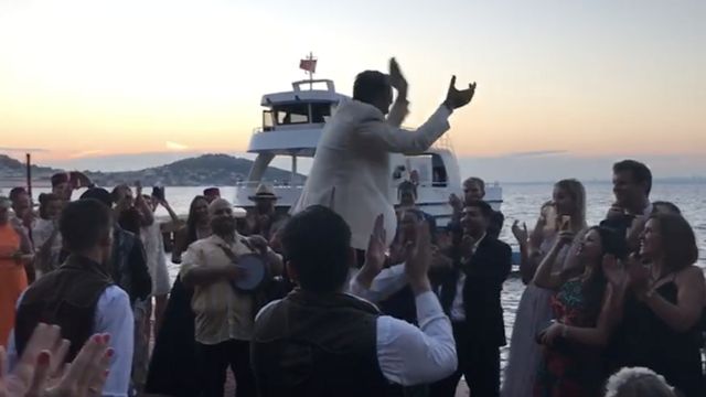 На свадьбе Джеймса несли на плечах его гости из Сирии