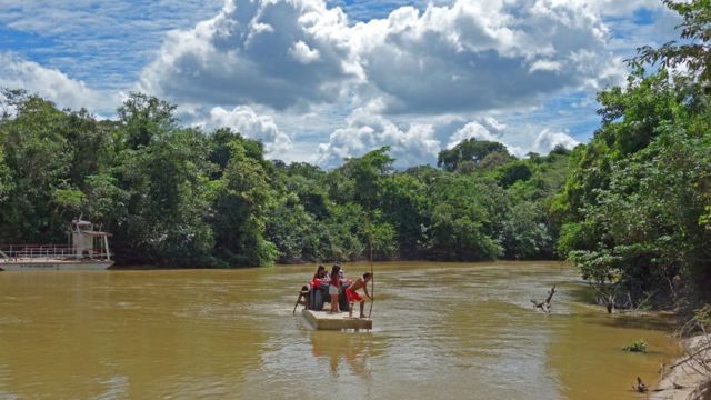 Indígenas Awá navegam pelo rio Pindaré
