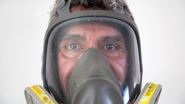 Донован Тавера в защитном костюме