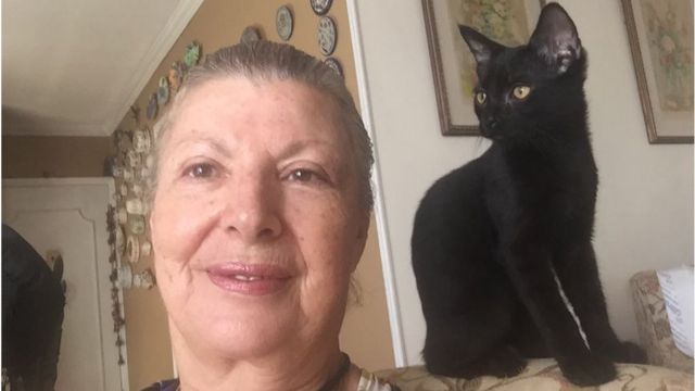Suely Caramelo com gato preto
