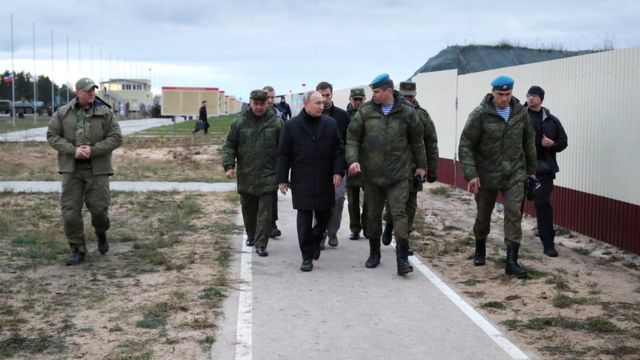 Putin junto a un grupo de militares.