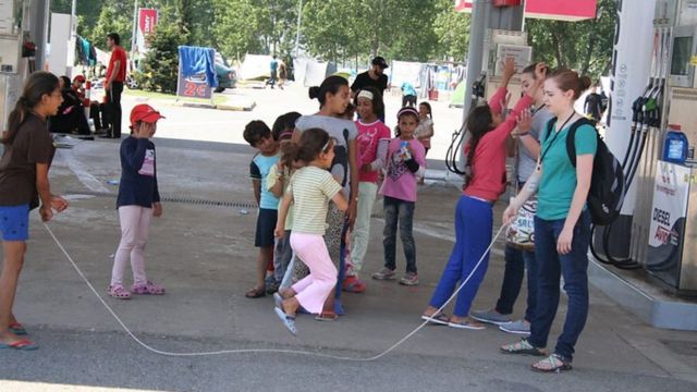 Niños jugando en la estación de gasolina de EKO petrol