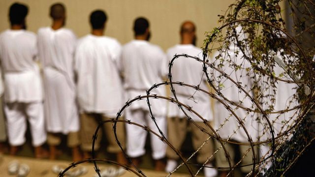 Presos de costas em Guantánamo