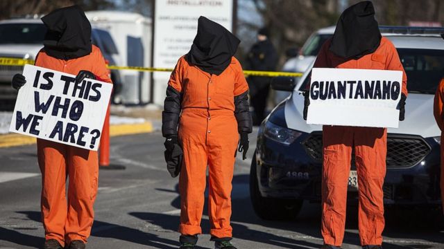 Pessoas encapuzadas fazendo protestos contra abusos em Guantánamo