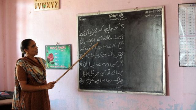 مدرسة اللغة الأُردية أفسانا خوخار تدرس طلابها في مدرسة أُردية بأحمد أباد عام 2012