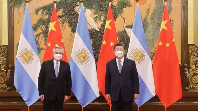 周日（2月6日）在北京参加冬奥会开幕式的阿根廷总统费尔南德斯同中国领导人习近平会面(photo:BBC)