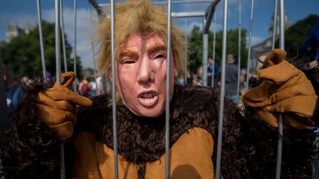 Donald Trump maskeli gösterici