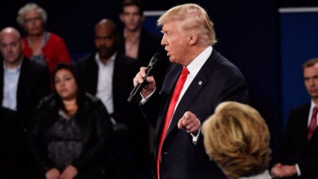Mu kiganiro co ku musi w'Imana Trump yarifatiye mu gahanga Clinton