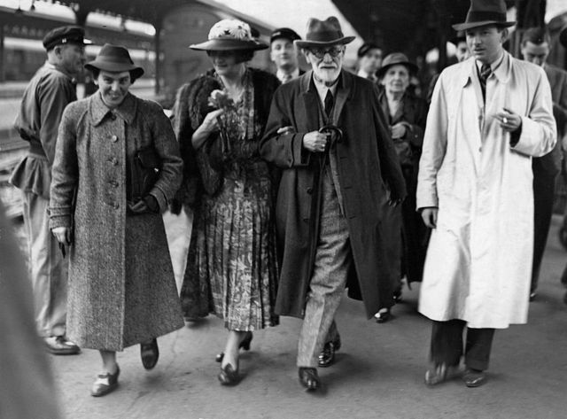 From left to right: Anna Freud, Marie Bonaparte, Sigmund Freud and Prince George of Greece and Denmark, at a train station in 1938.