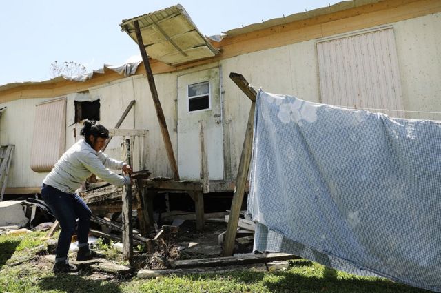 Una mujer repara su vivienda en Naples, Florida