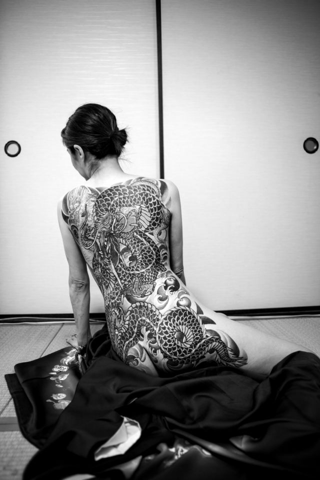 Jun, una mujer de la yakuza en Osaka, posa de espaldas sobre su kimono.