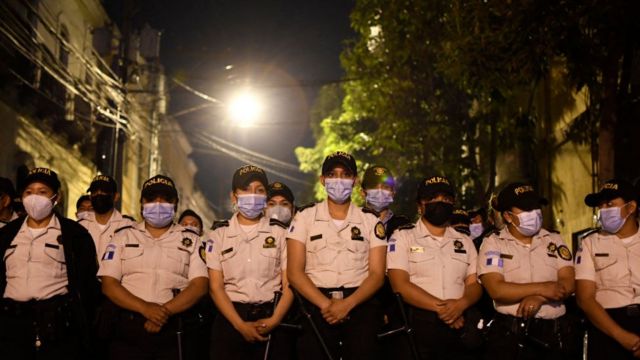 Agentes de policía hacen guardia a las puertas del Congreso de Guatemala, el 8 de marzo de 2022.