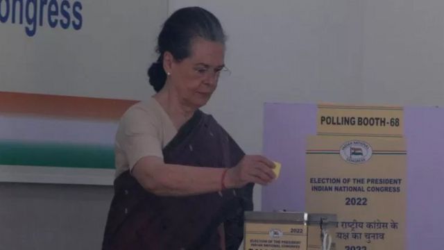 காங்கிரஸின் தலைவராக அவர் நீண்ட காலம் பதவி வகித்தார், சோனியா காந்தி
