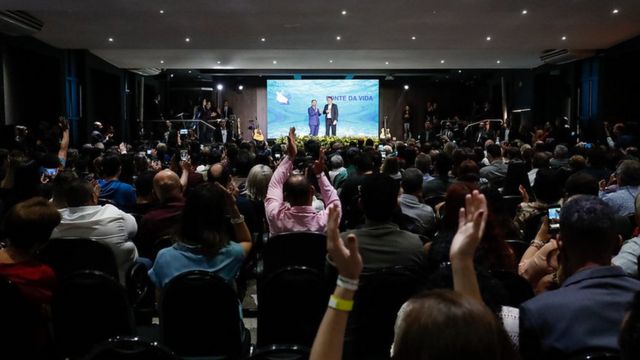 Bolsonaro durante la conmemoración de los 25 años de la Iglesia Fonte de Vida