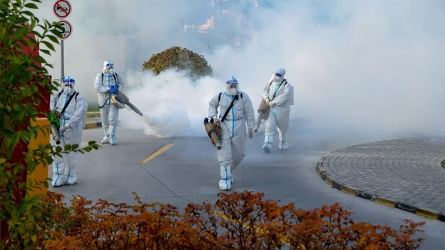 甘肅張掖防疫人員在街道上噴灑消毒殺菌藥劑（30/10/2021）