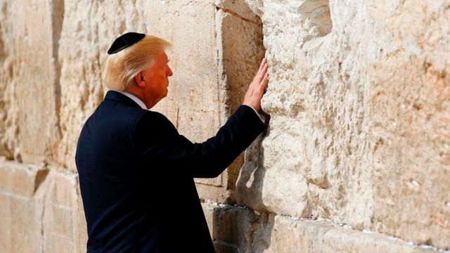 Дональд Трамп у Стены плача в 2017 году